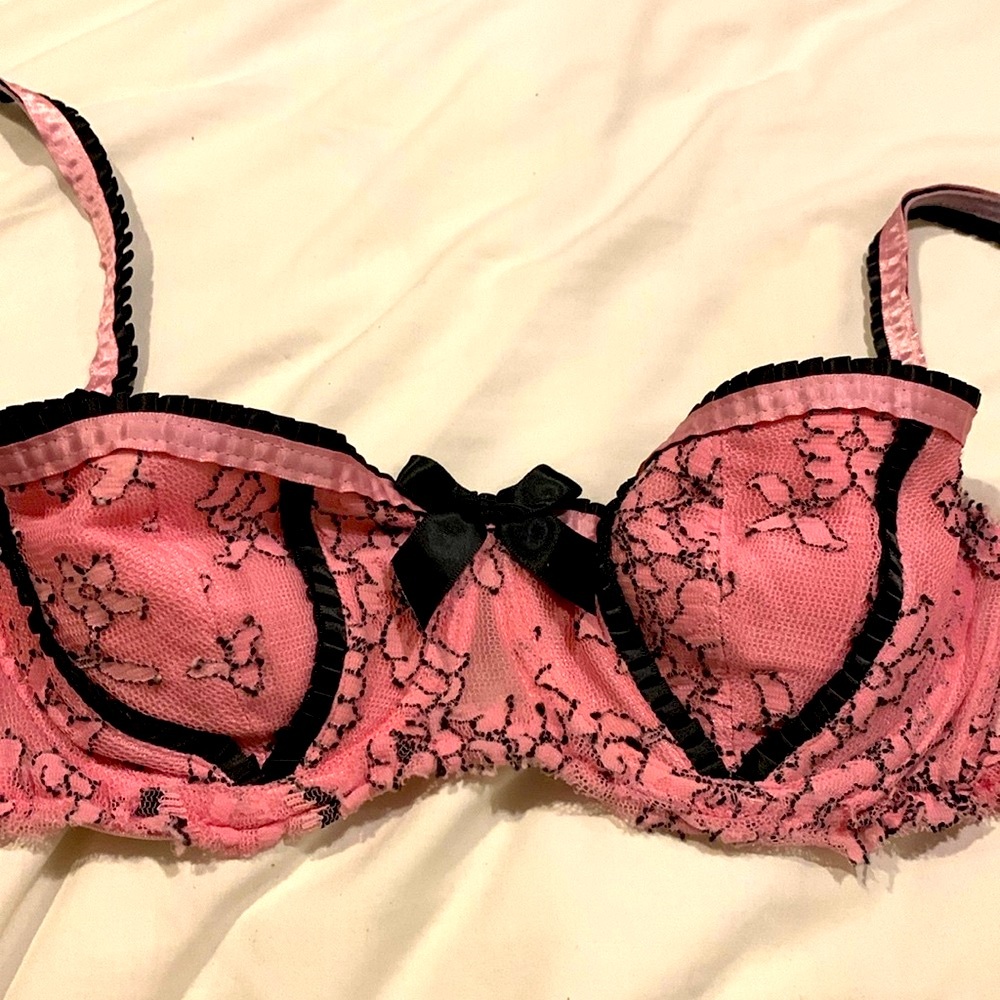 Victoria’s Secret pink & black lace Demi bra with black ribbon detailing Size M